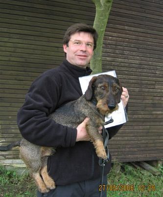 na, ich denke, Herrchen wird irgendwann auch 'mal ein Jäger sein??? Was solch ein Dackel alles bewirken kann, nicht?!